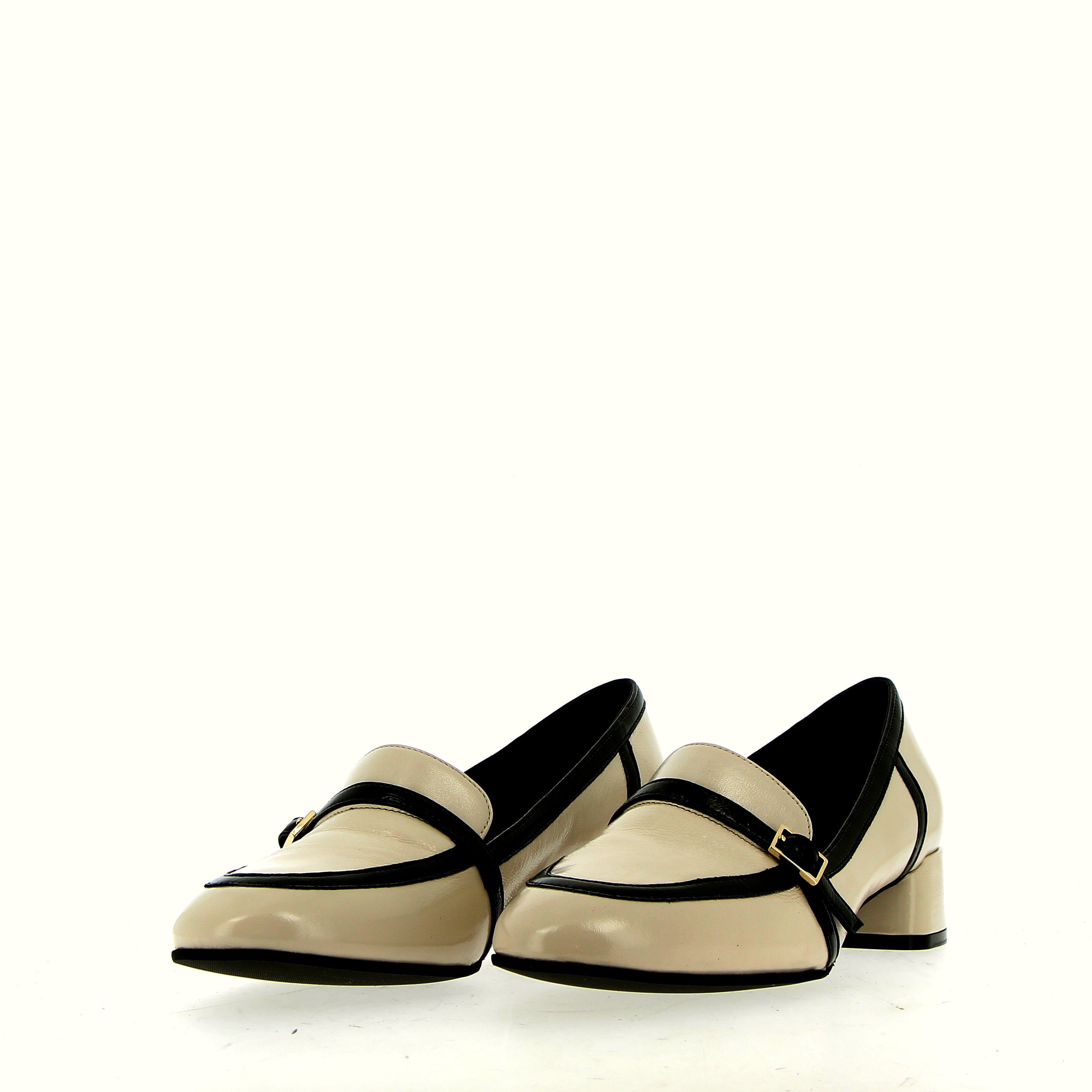 Mocassino in pelle beige con profili neri