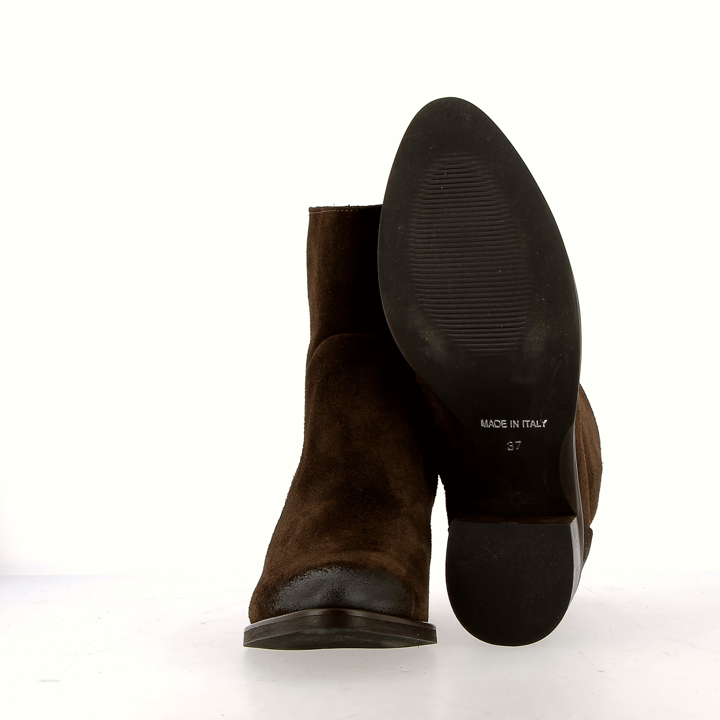 Suede ankle boot with zipper, in dark brown.