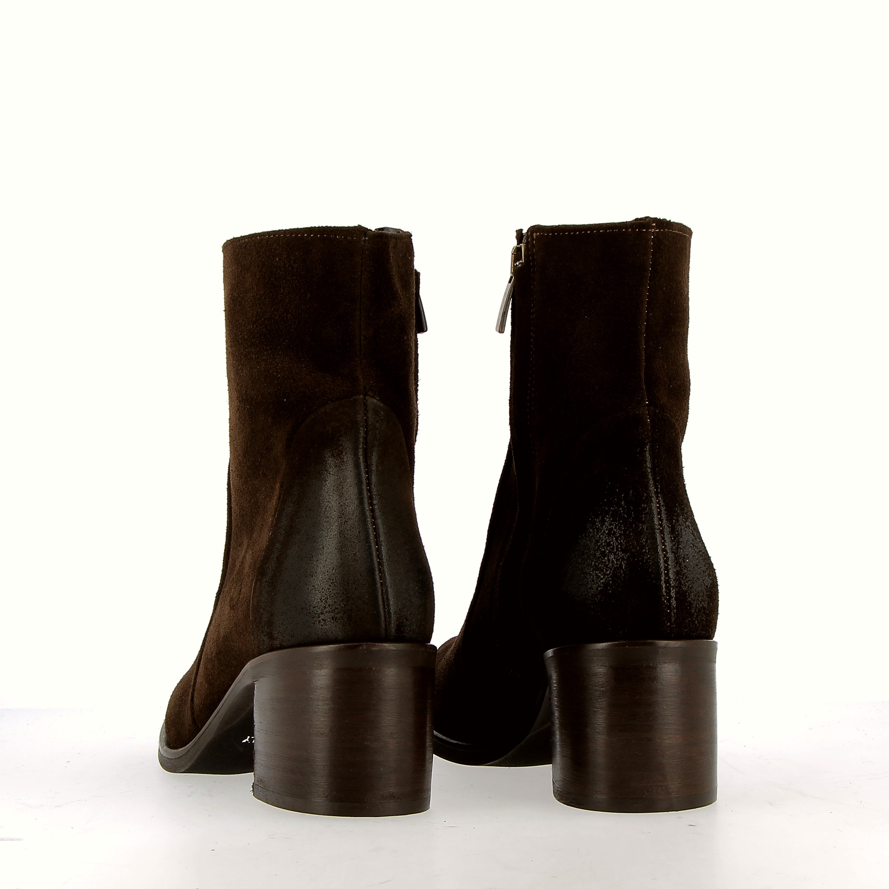 Suede ankle boot with zipper, in dark brown.