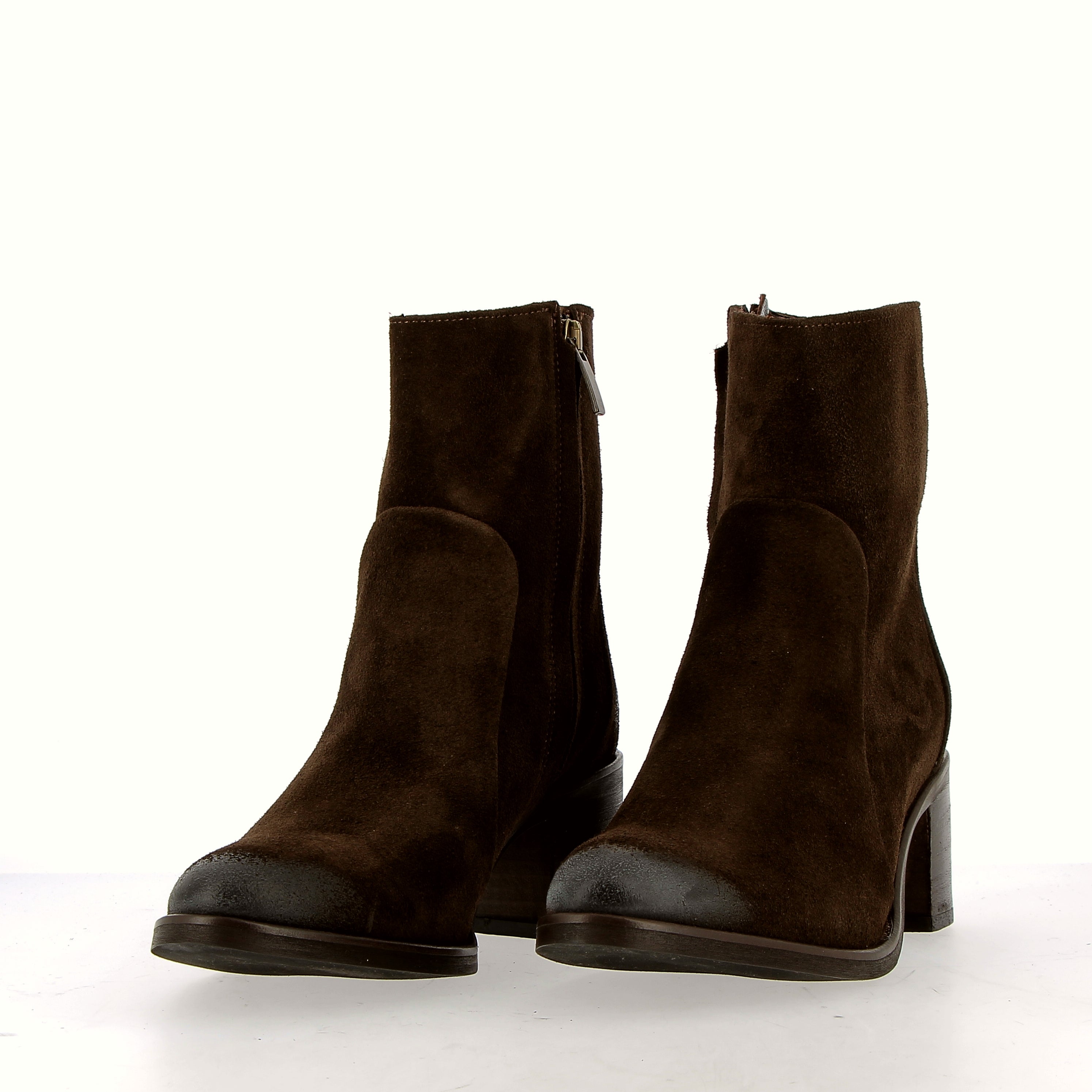 Suede ankle boot with zipper, in dark brown.