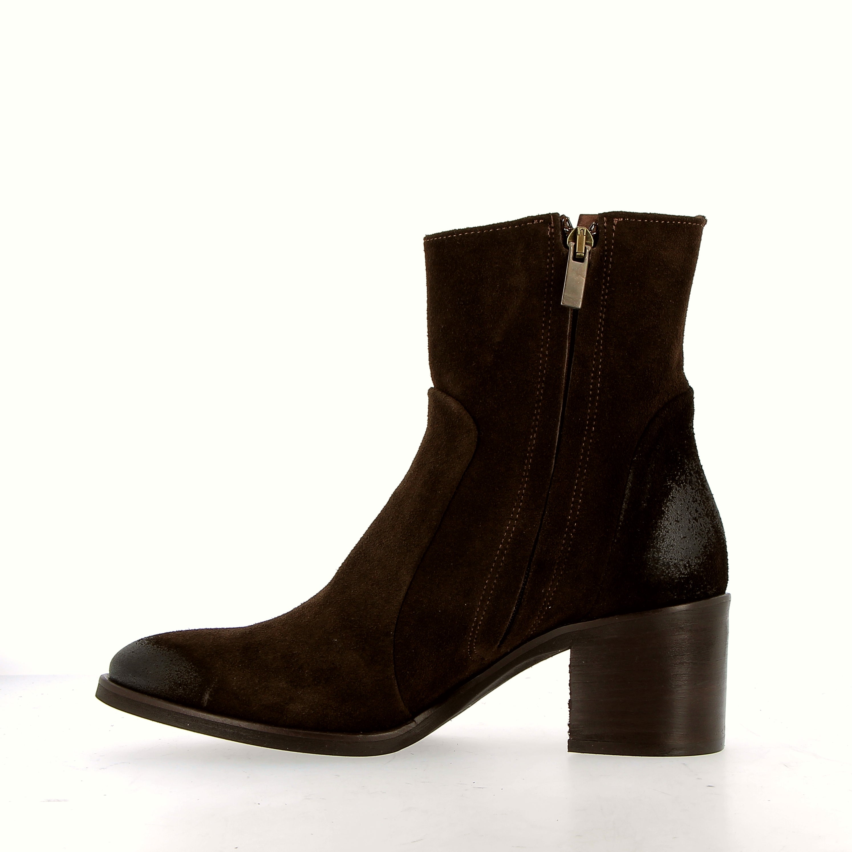 Suede ankle boot with zipper, in dark brown.