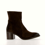 Suede ankle boot with zipper, in dark brown.