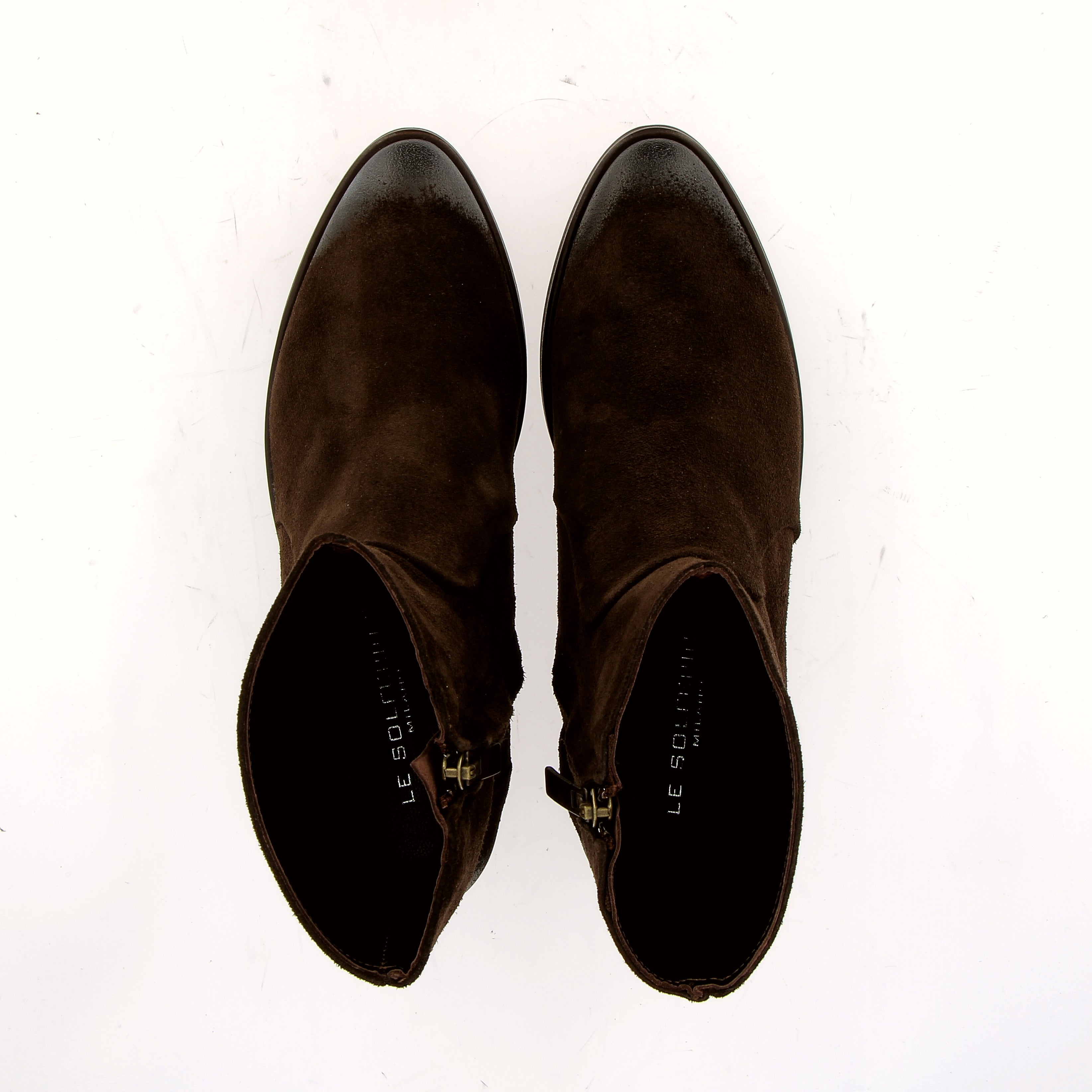 Suede ankle boot with zipper, in dark brown.