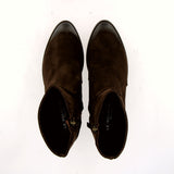 Suede ankle boot with zipper, in dark brown.