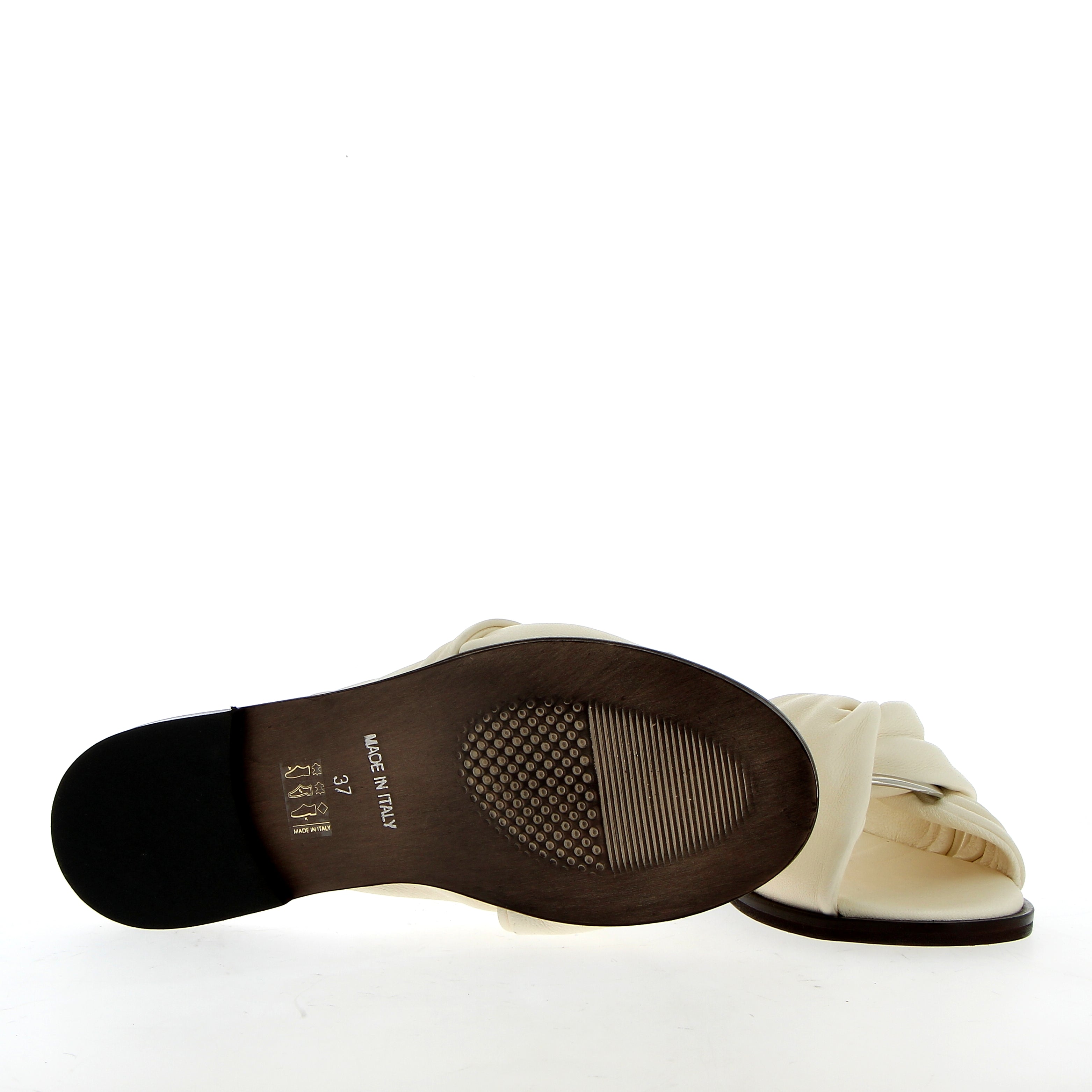 Milky white leather sandal with accessory