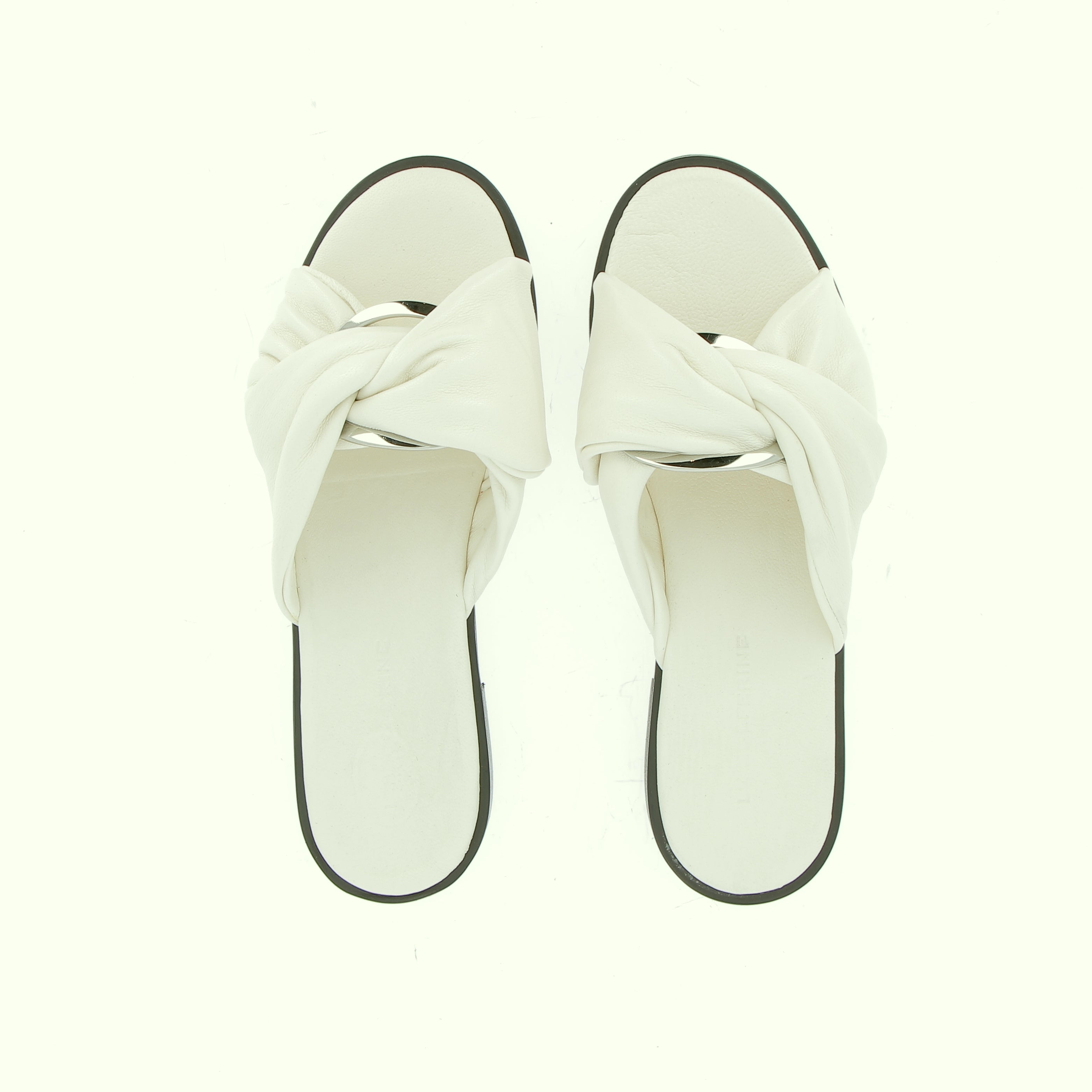 Milky white leather sandal with accessory