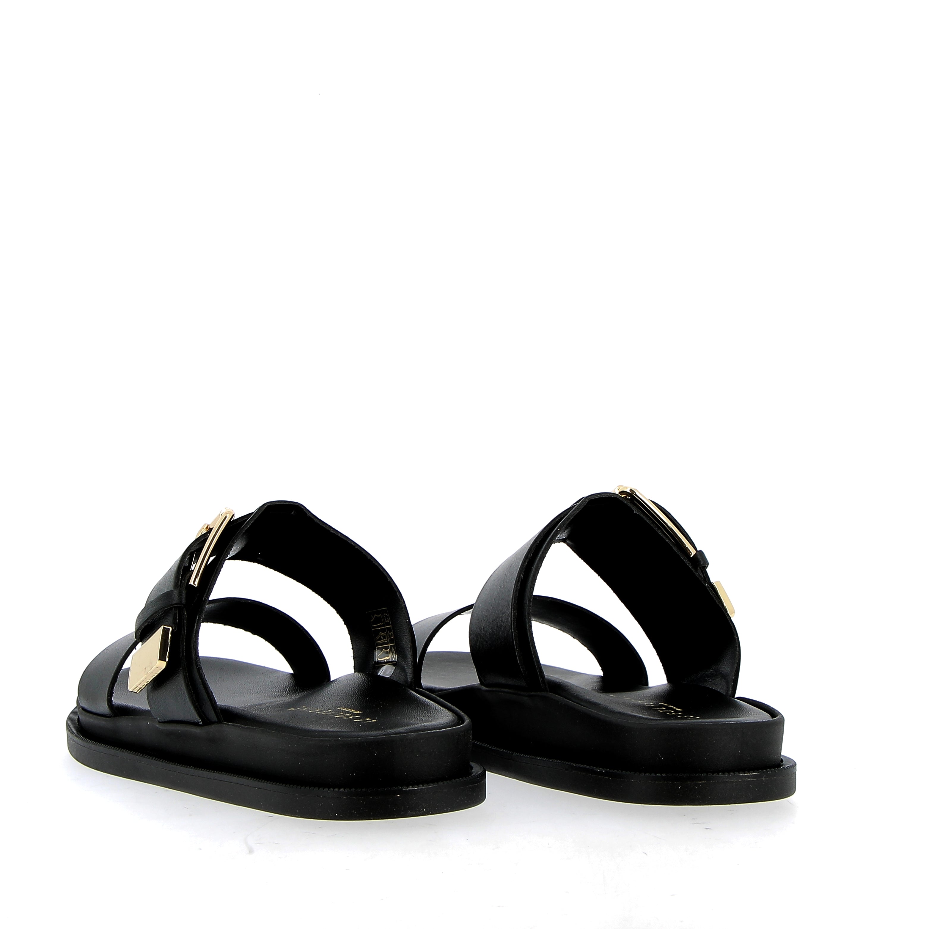 Sandalo in pelle nera con sottopiede imbottito e fibbia