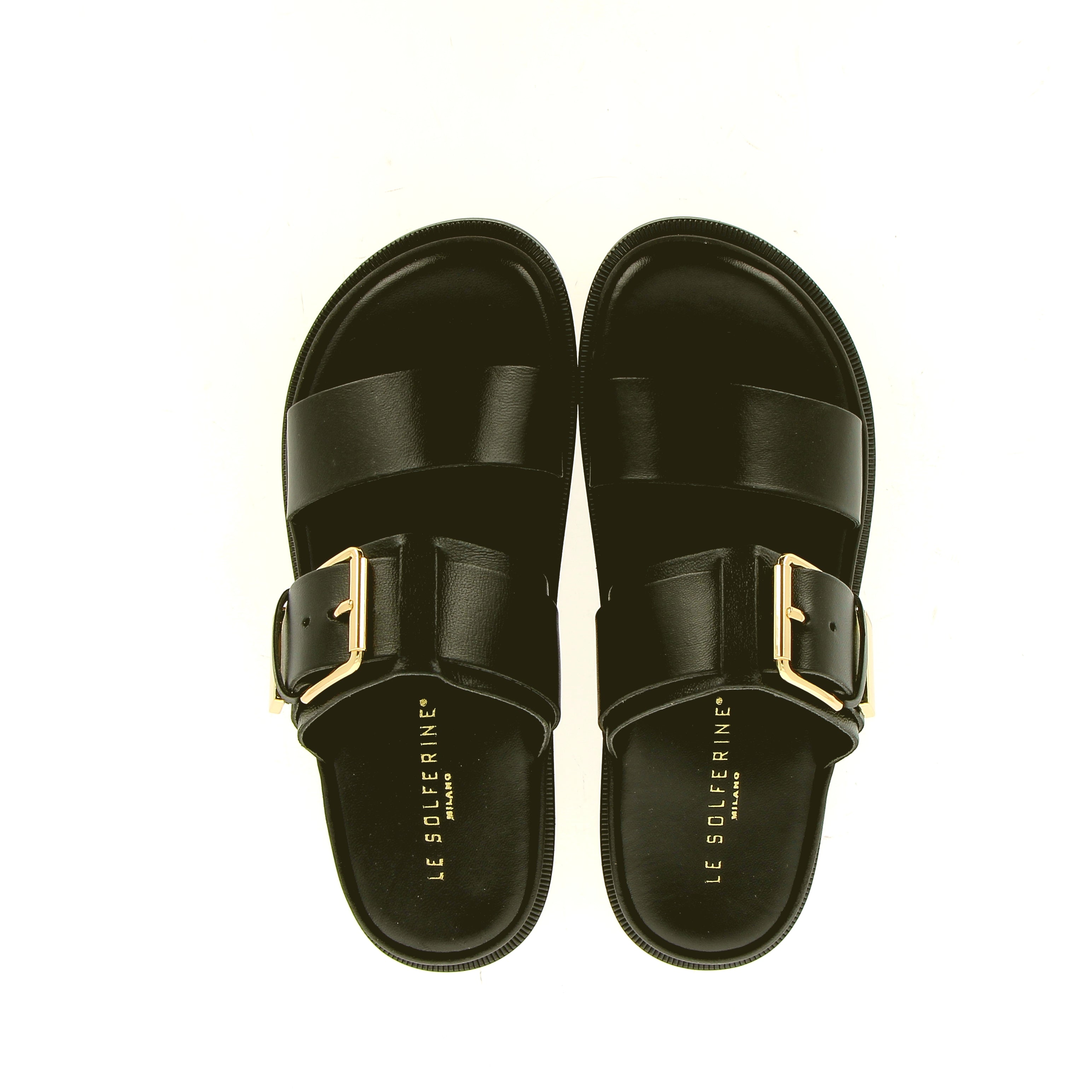 Sandalo in pelle nera con sottopiede imbottito e fibbia