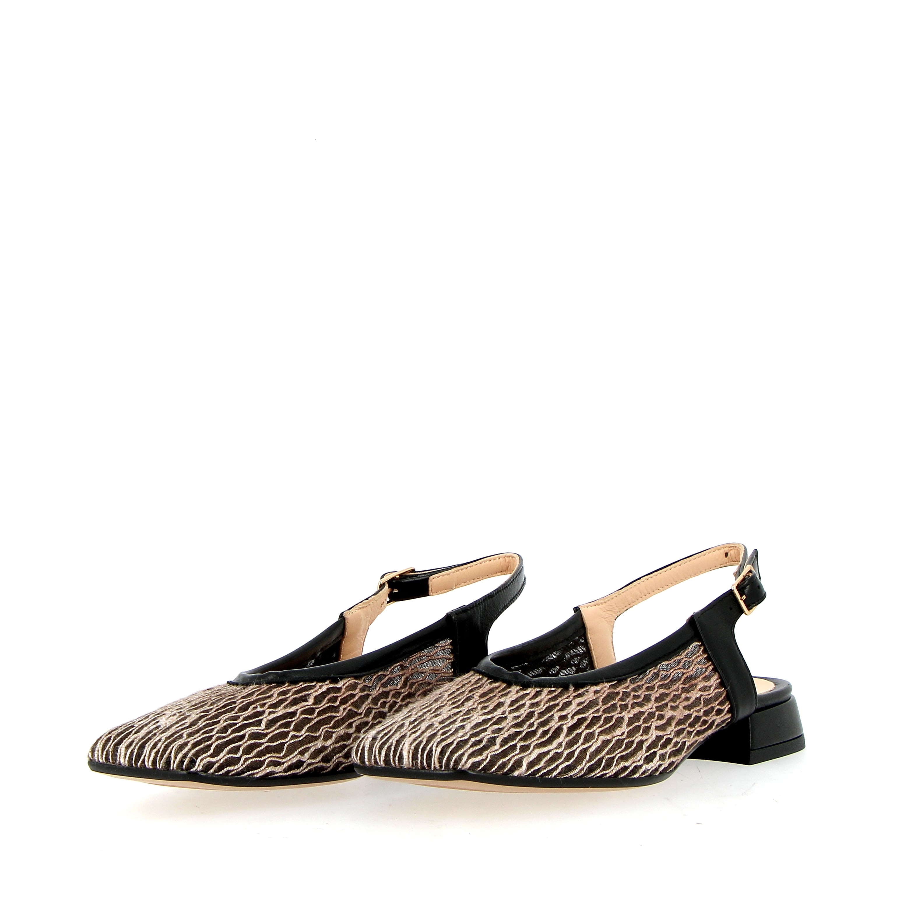 Slingback basso nero con tessuto a rete a motivi