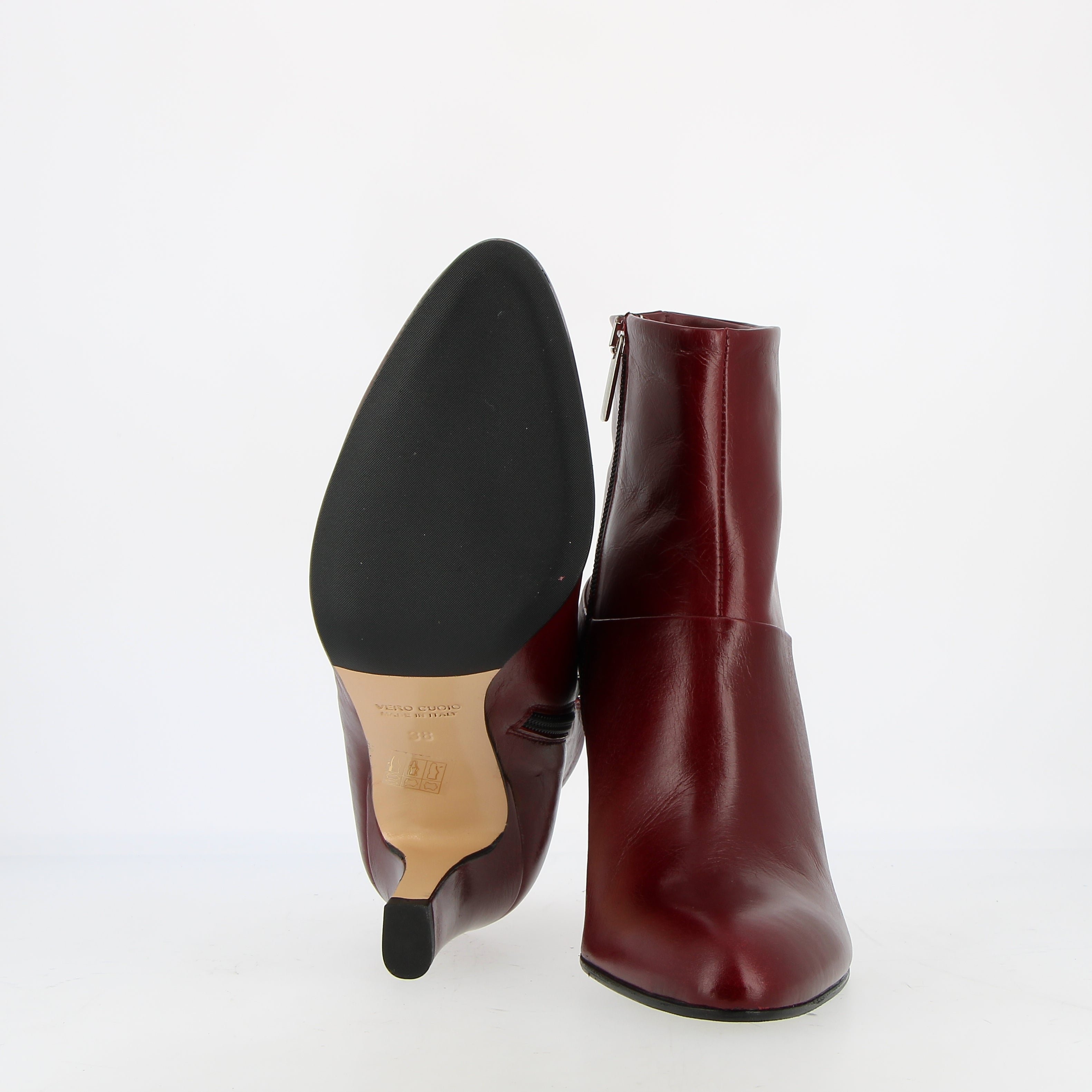 Stivaletto zippato su tacco in pelle lucida nera bordeaux