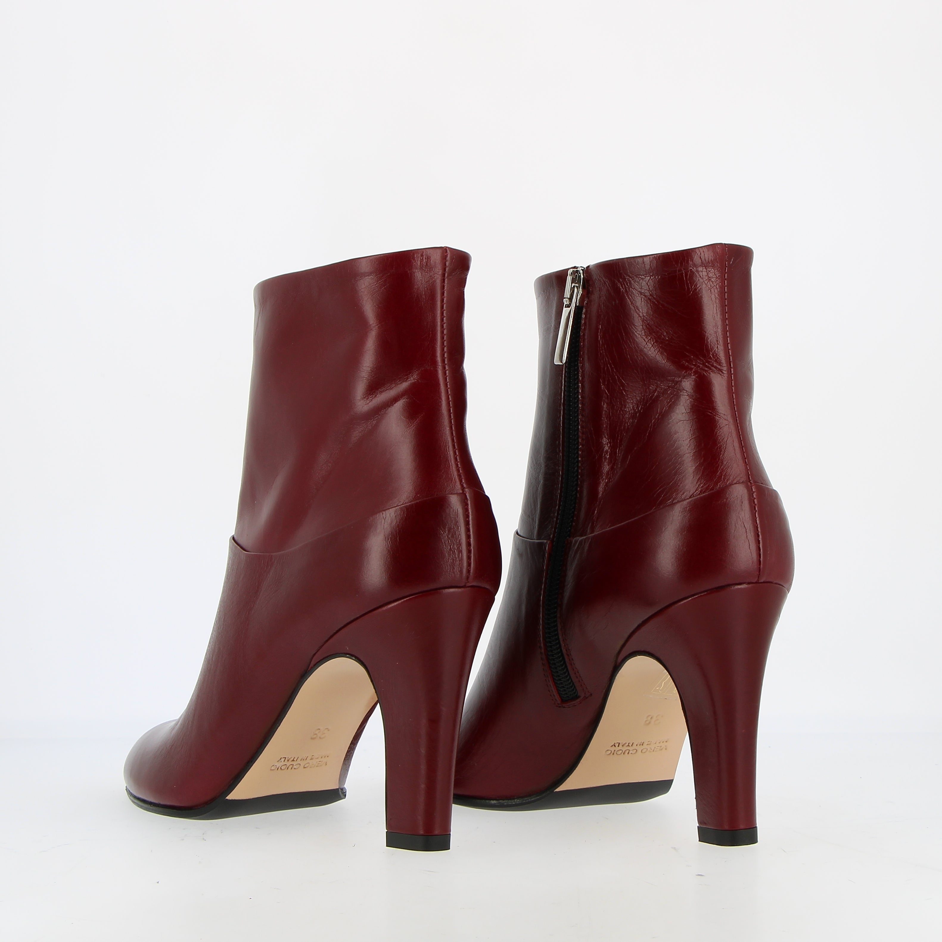 Stivaletto zippato su tacco in pelle lucida nera bordeaux