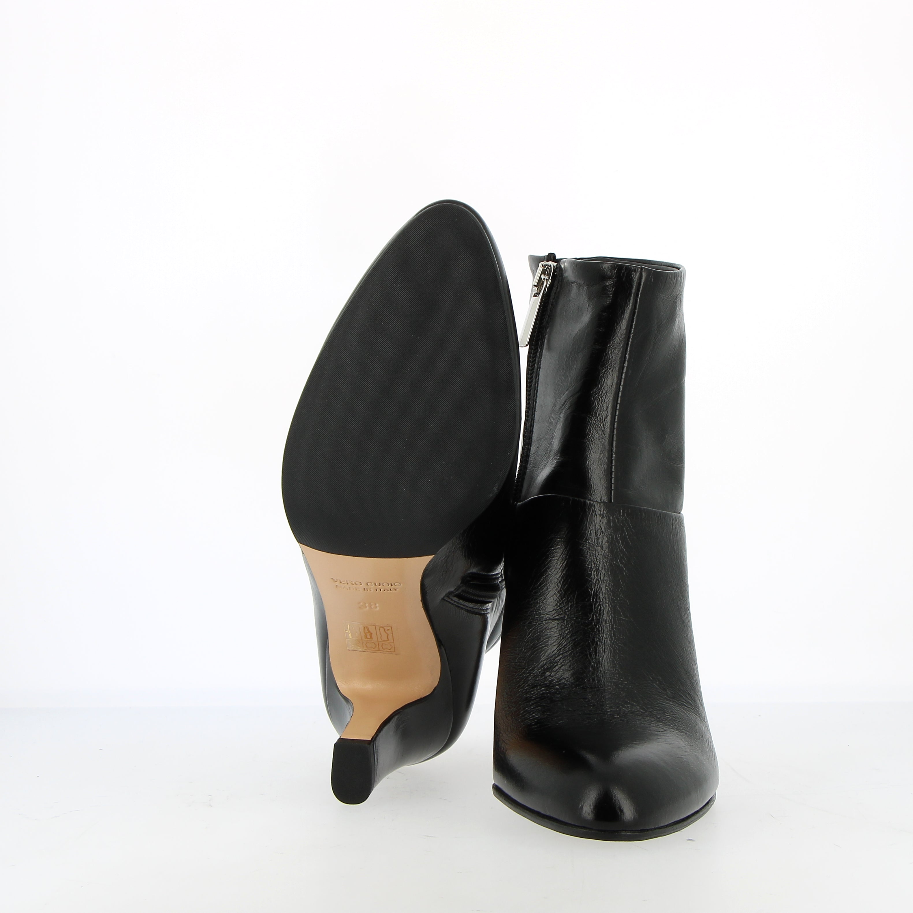 Stivaletto zippato su tacco in pelle lucida nera