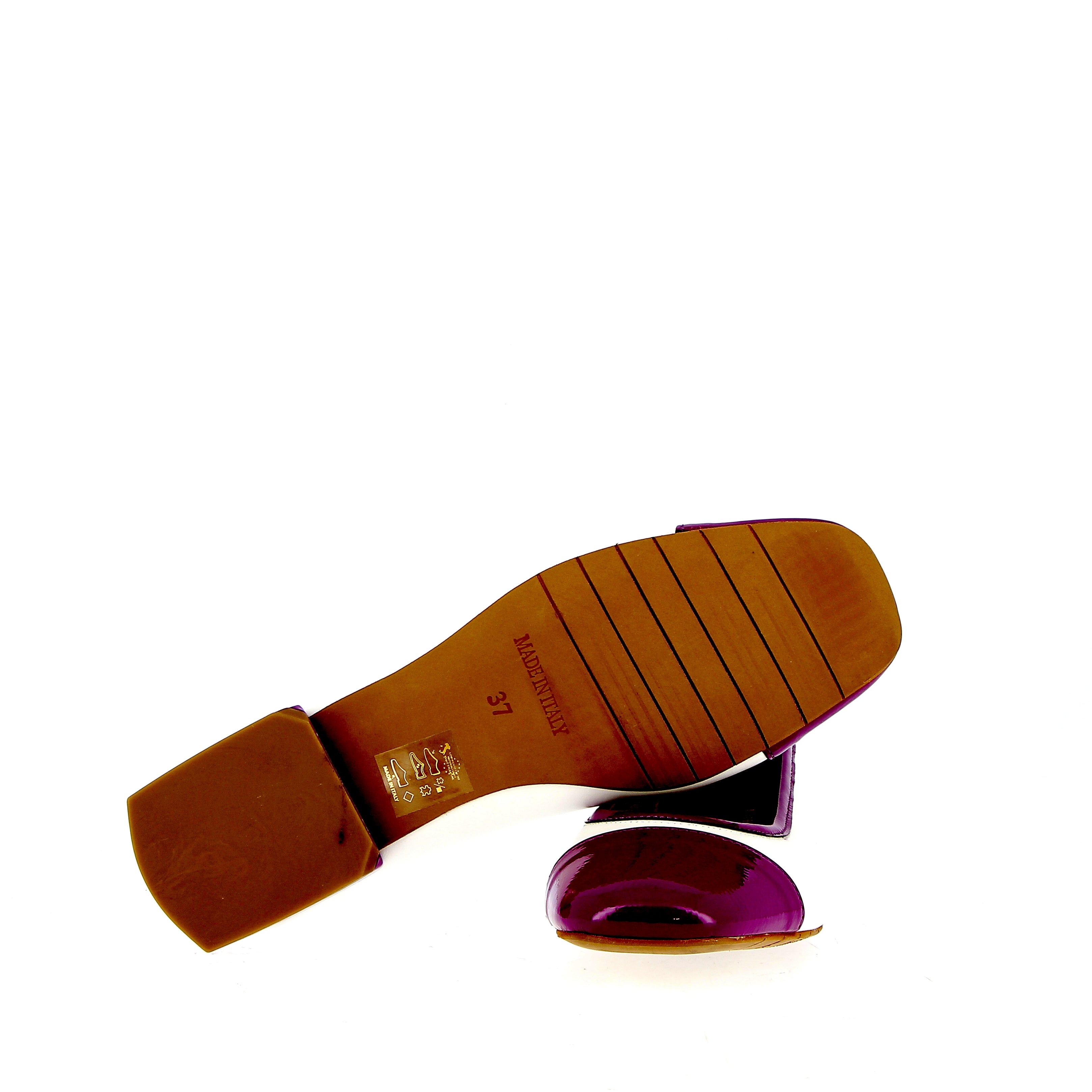 Ballerina with purple patent leather toe