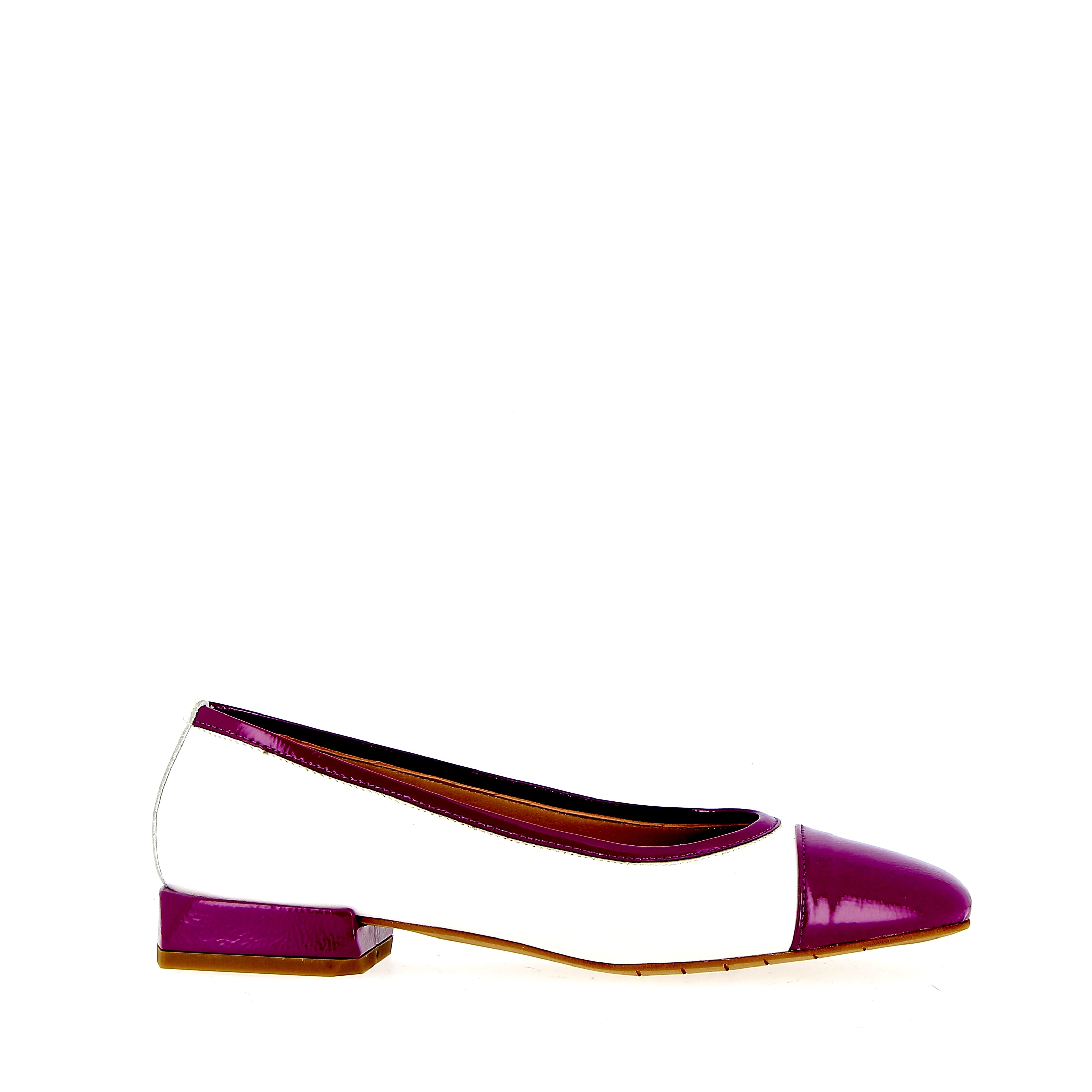 Ballerina with purple patent leather toe