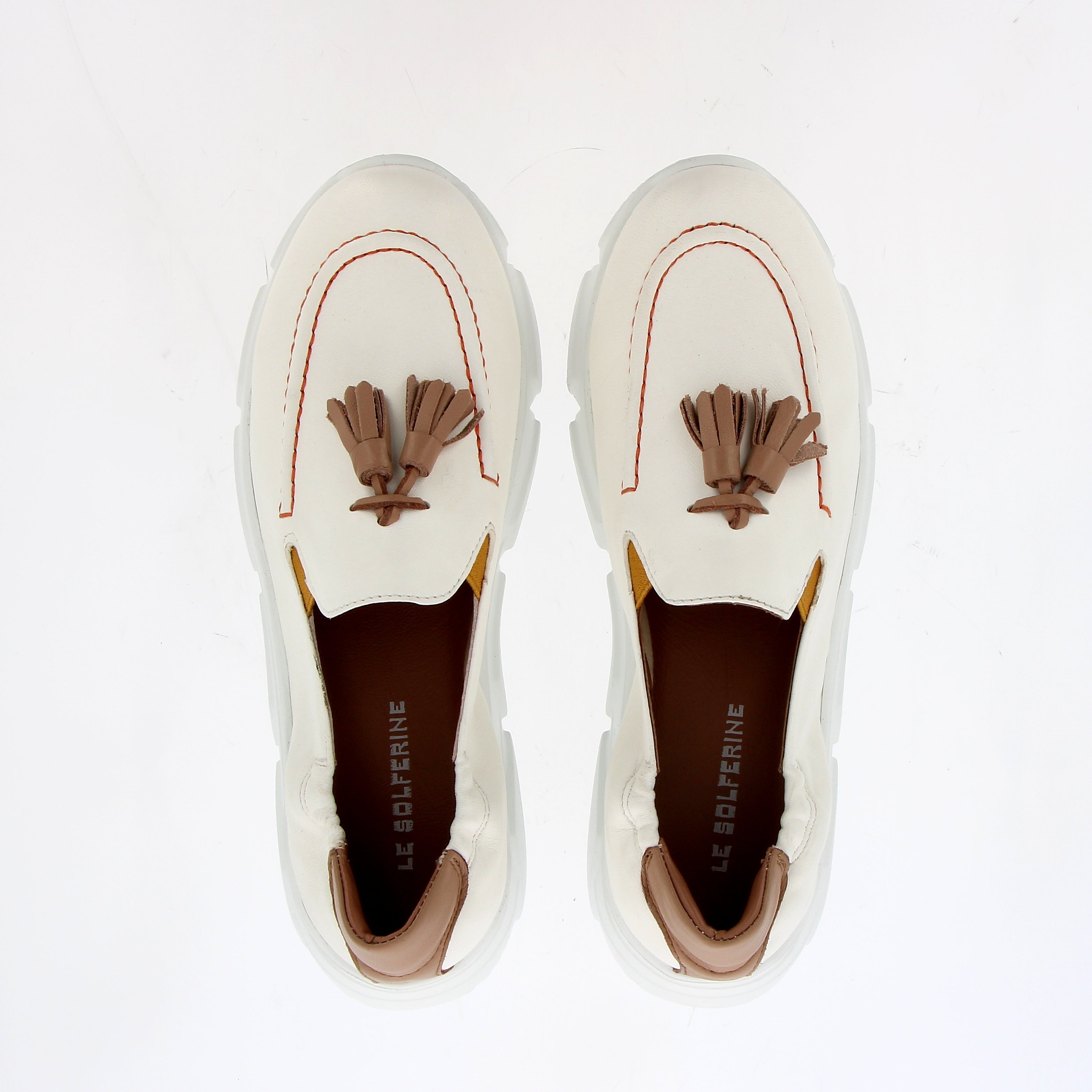 Sneaker in morbida nappa da guanto bianca a mocassino con nappine cuoio