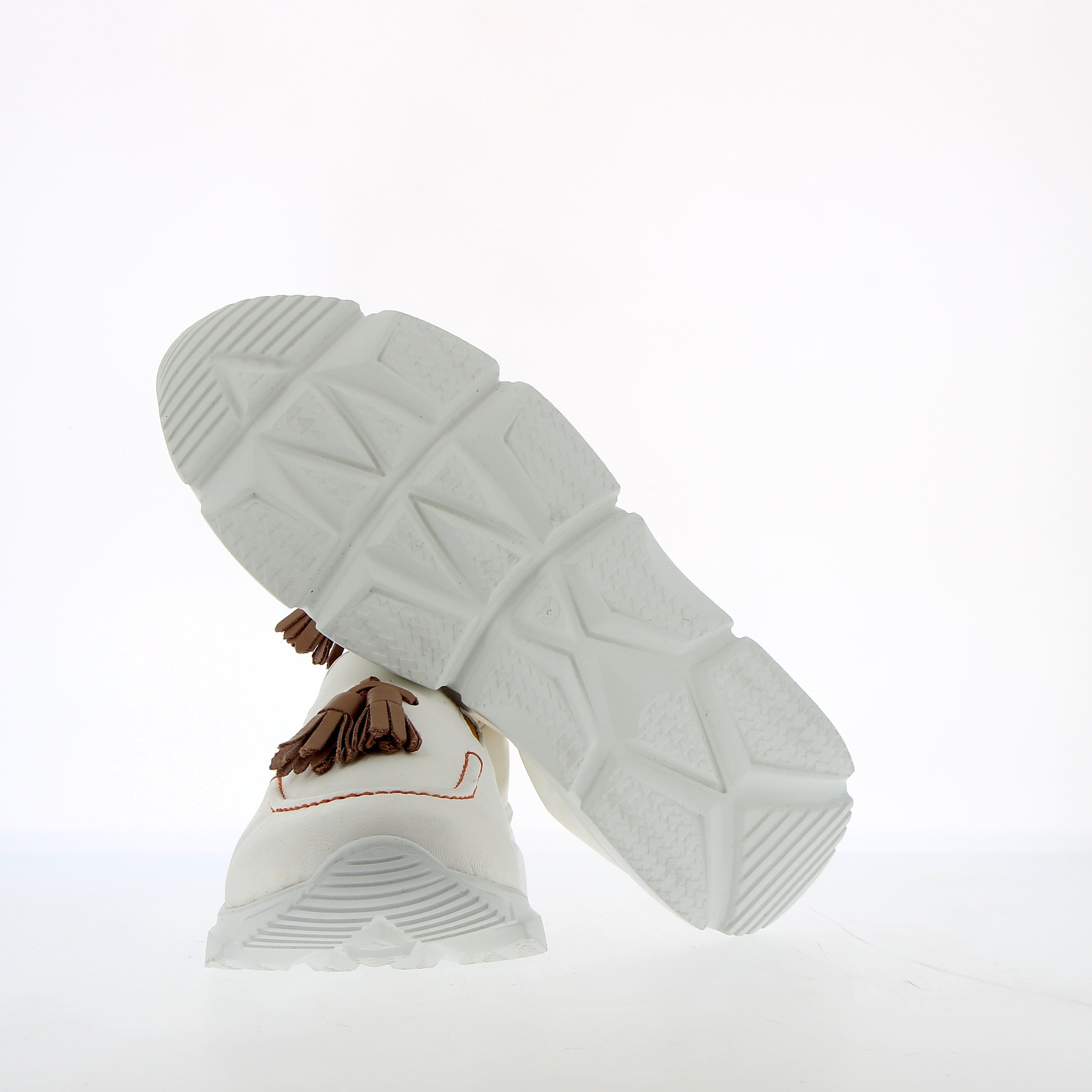Sneaker in morbida nappa da guanto bianca a mocassino con nappine cuoio