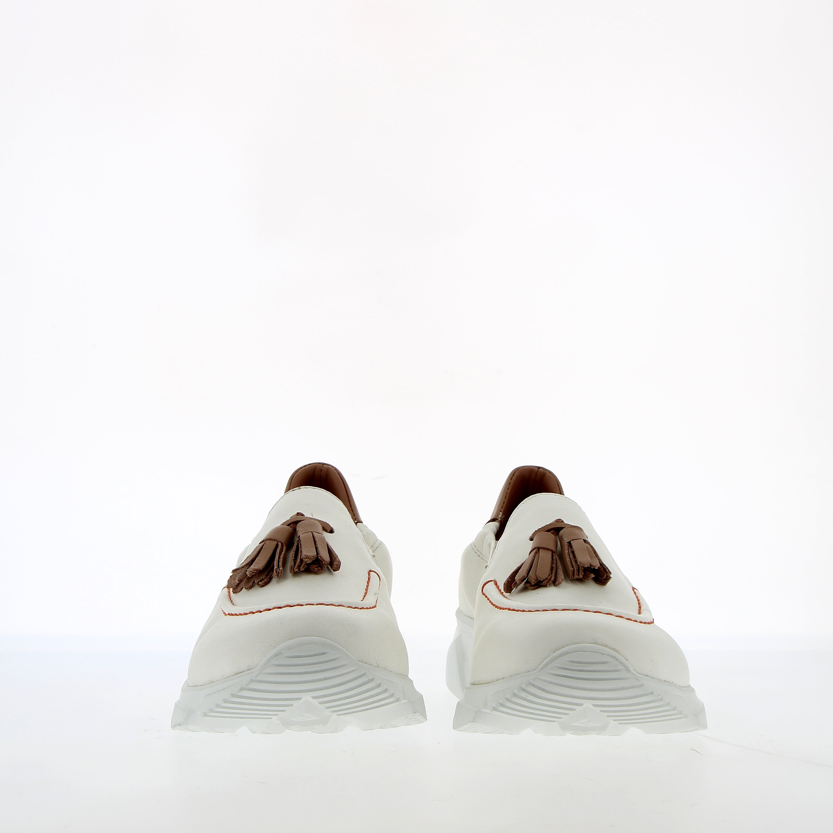 Sneaker in morbida nappa da guanto bianca a mocassino con nappine cuoio