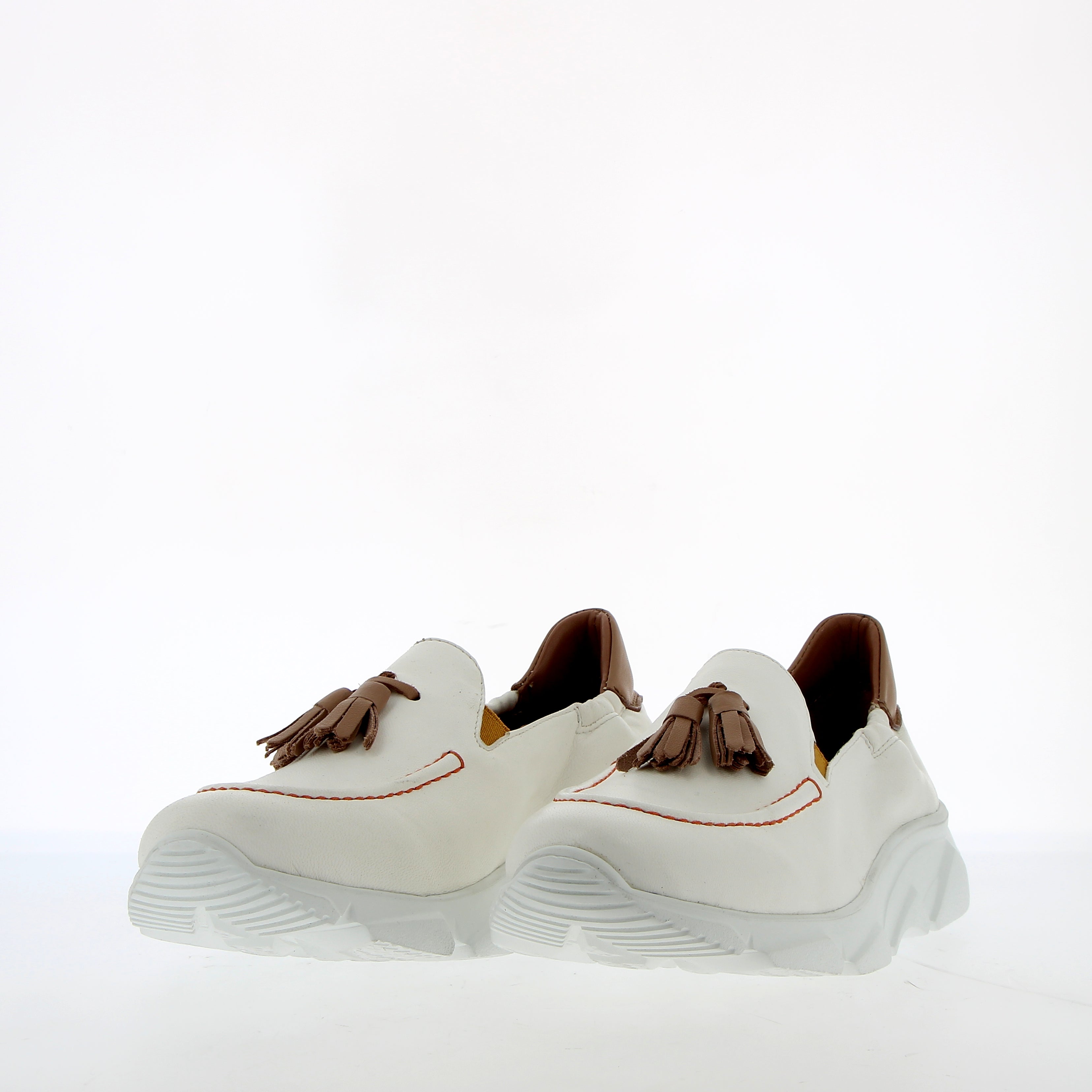 Sneaker in morbida nappa da guanto bianca a mocassino con nappine cuoio