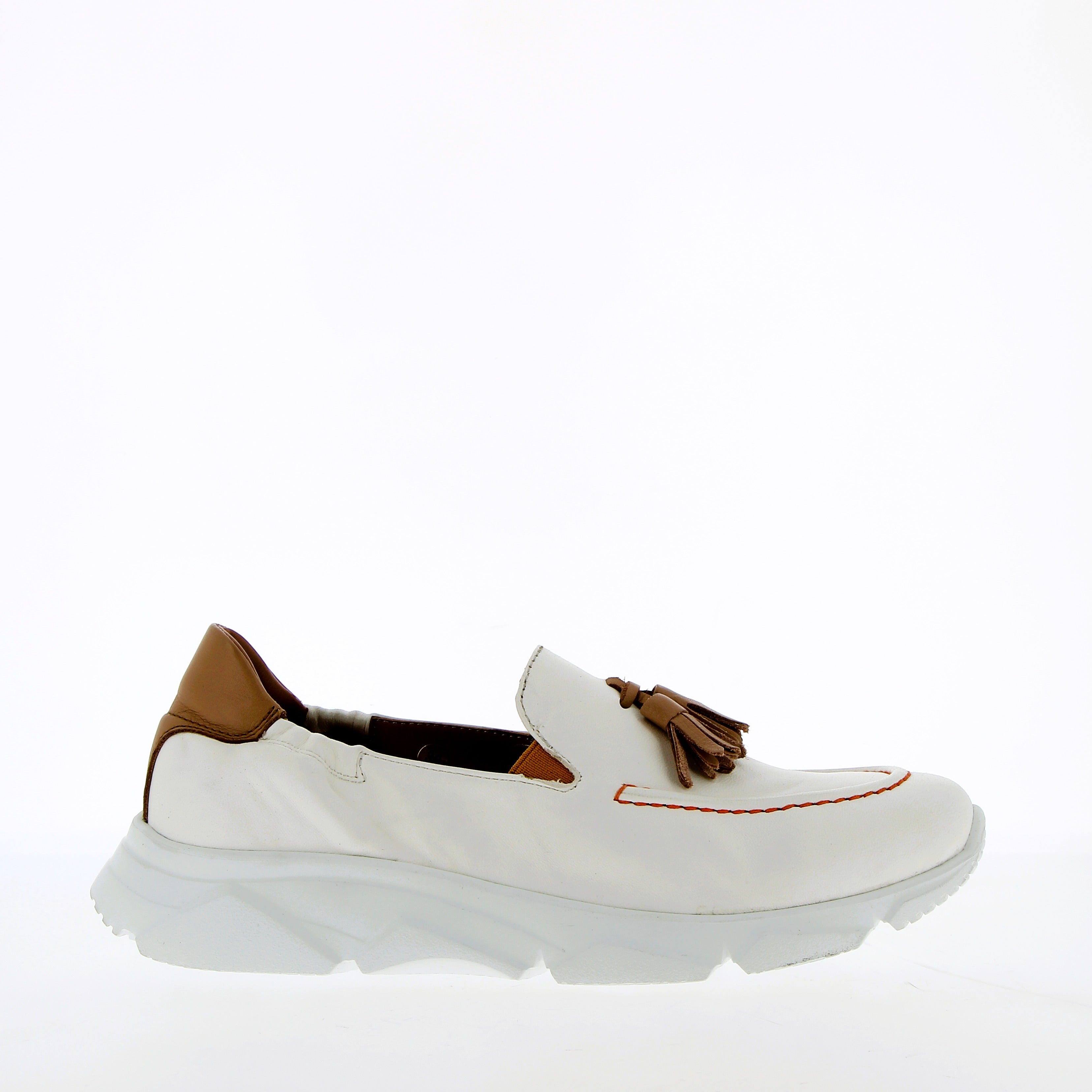 Sneaker in morbida nappa da guanto bianca a mocassino con nappine cuoio