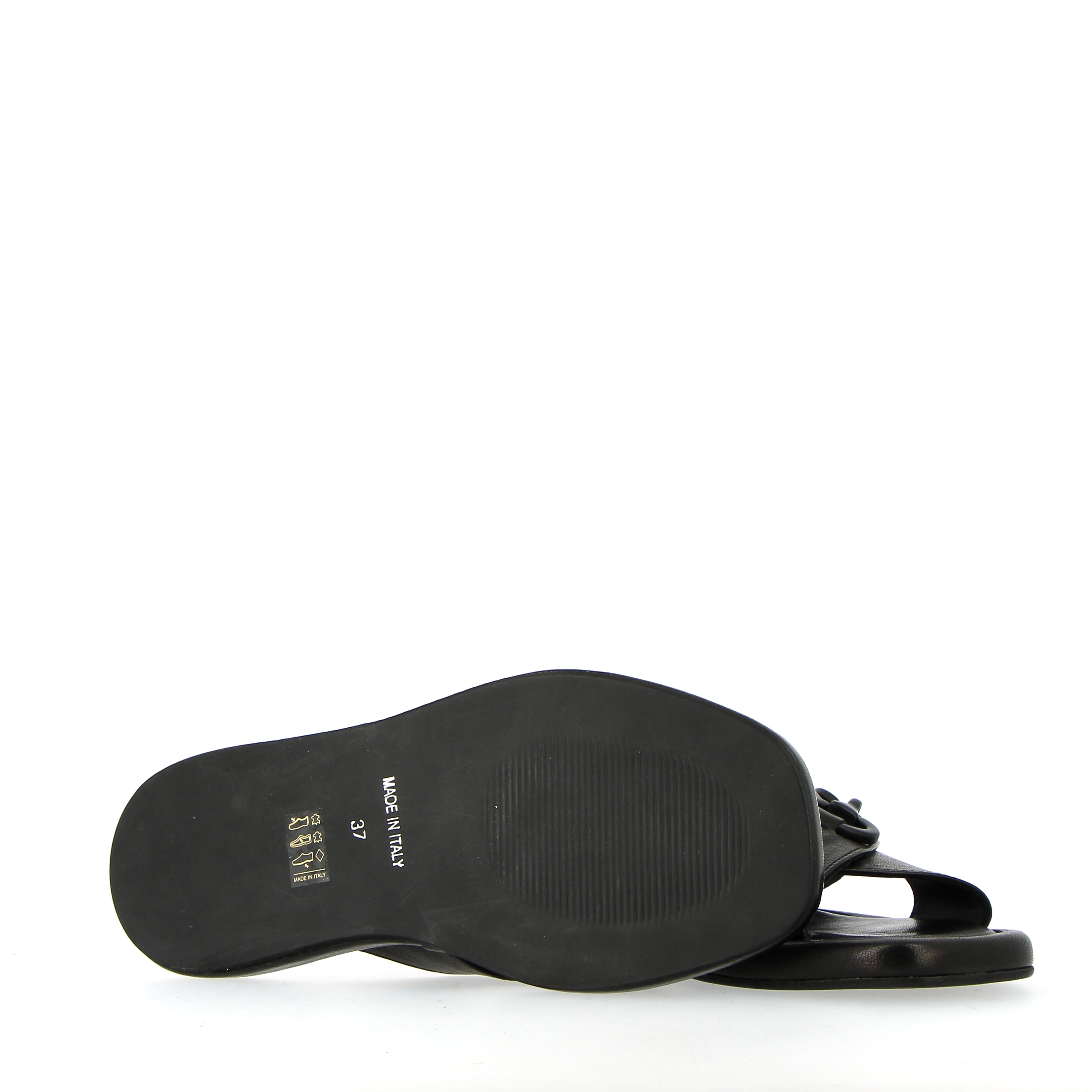 Black sandal with buckle accessory