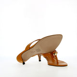 Infradito in pelle color arancio su tacco medio