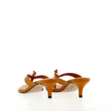 Infradito in pelle color arancio su tacco medio