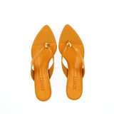 Infradito in pelle color arancio su tacco medio