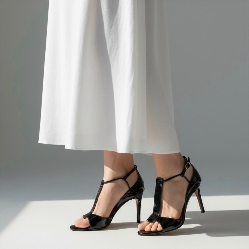 Sandalo in vernice nera con cinturino