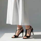 Sandalo in vernice nera con cinturino