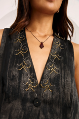 Gilet sartoriale con borchie
