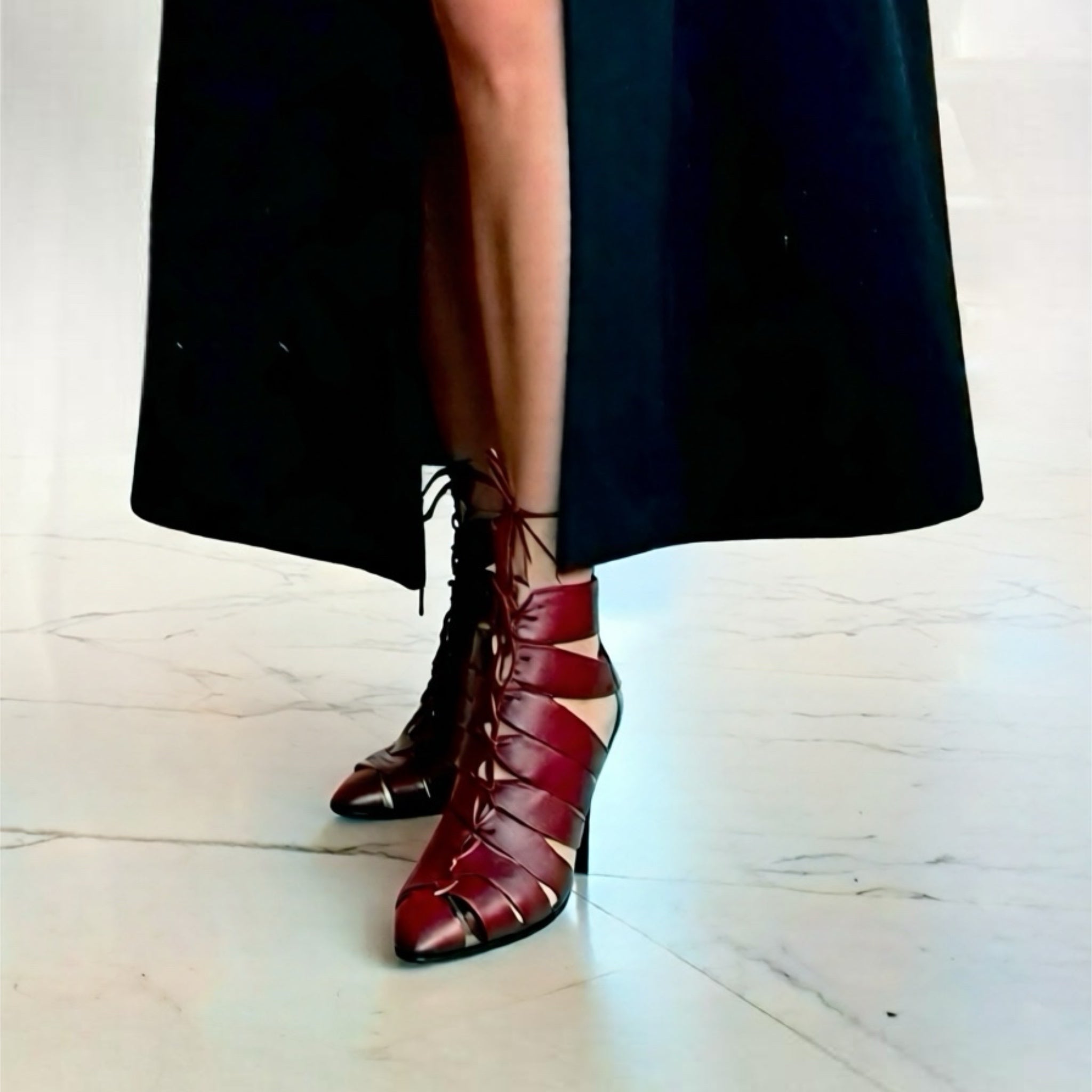 Half-closed lace-up sandal in burgundy nappa leather.