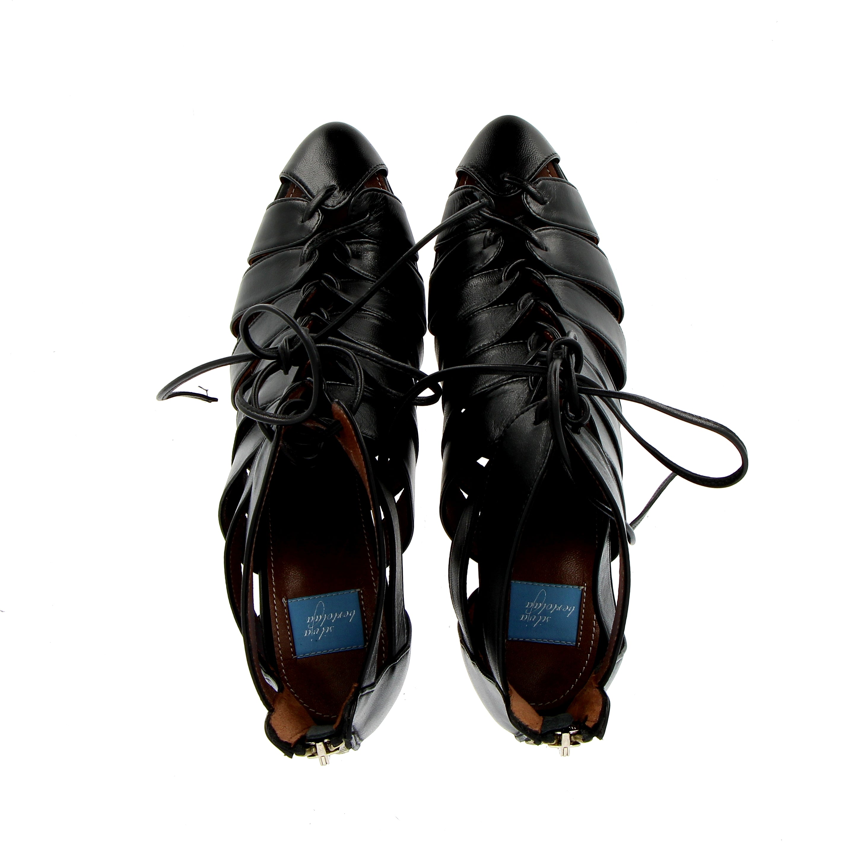 Sandalo semichiuso a lacci in nappa nera