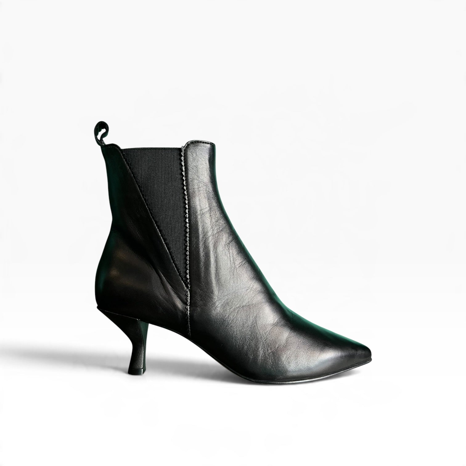 Stivaletto a punta in nappa da guanto supersoft nera con doppio elastico