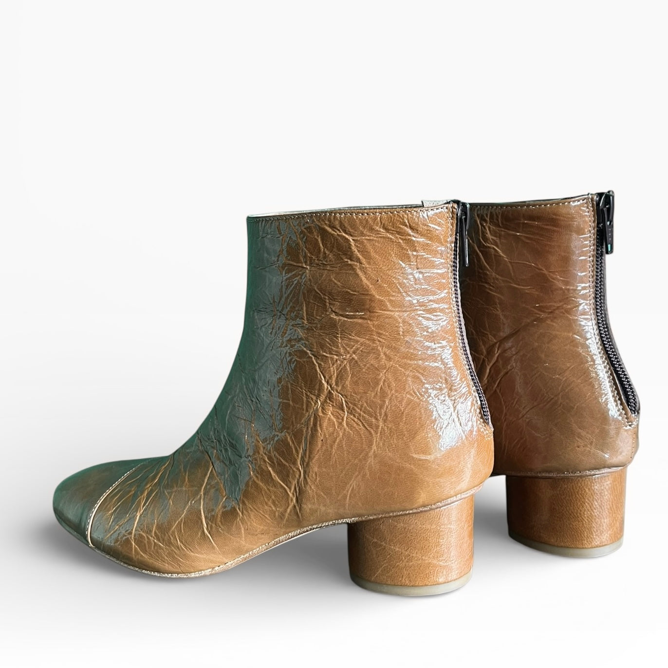 Stivaletto in morbida vernice pelle deserto