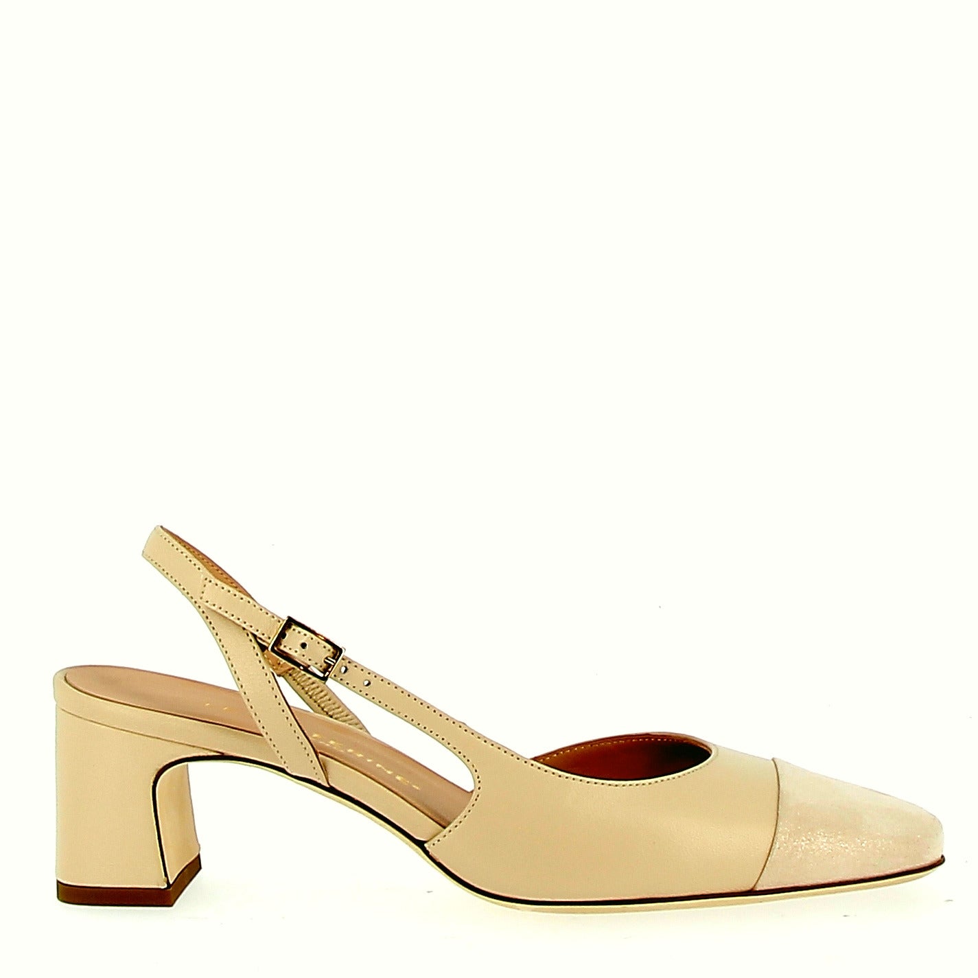 Modello Chanel in nappa beige con puntina beige dorata